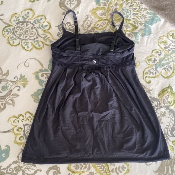 Lululemon tank top size 6 or 8 - Picture 7 of 9